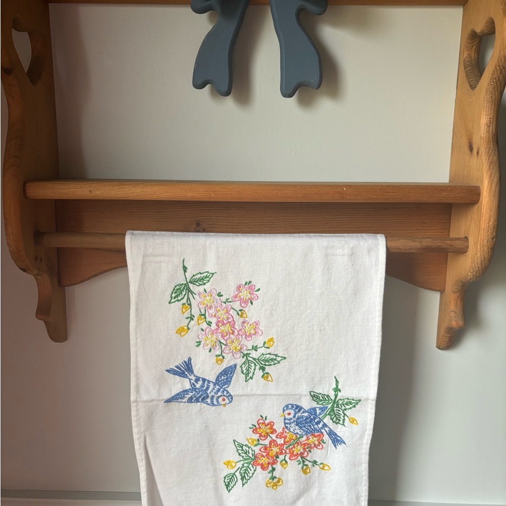 SOLD Vintage Embroidered Floral Hand Towels - Picture 1 of 5